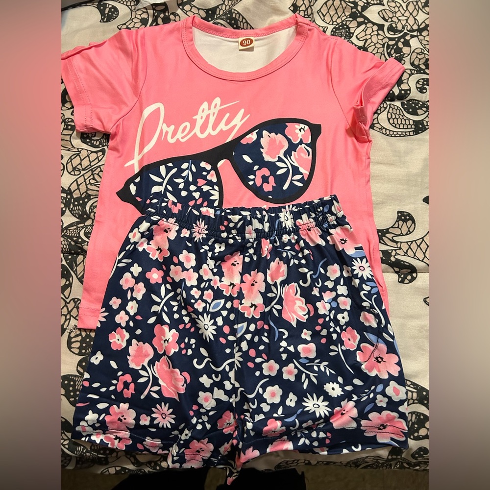 2pcs girls graphic short sleeve tee and a floral pattern shorts set